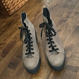 Bakers suede leather caramel / camel colored platform lace-up boots, 10.5 (41)